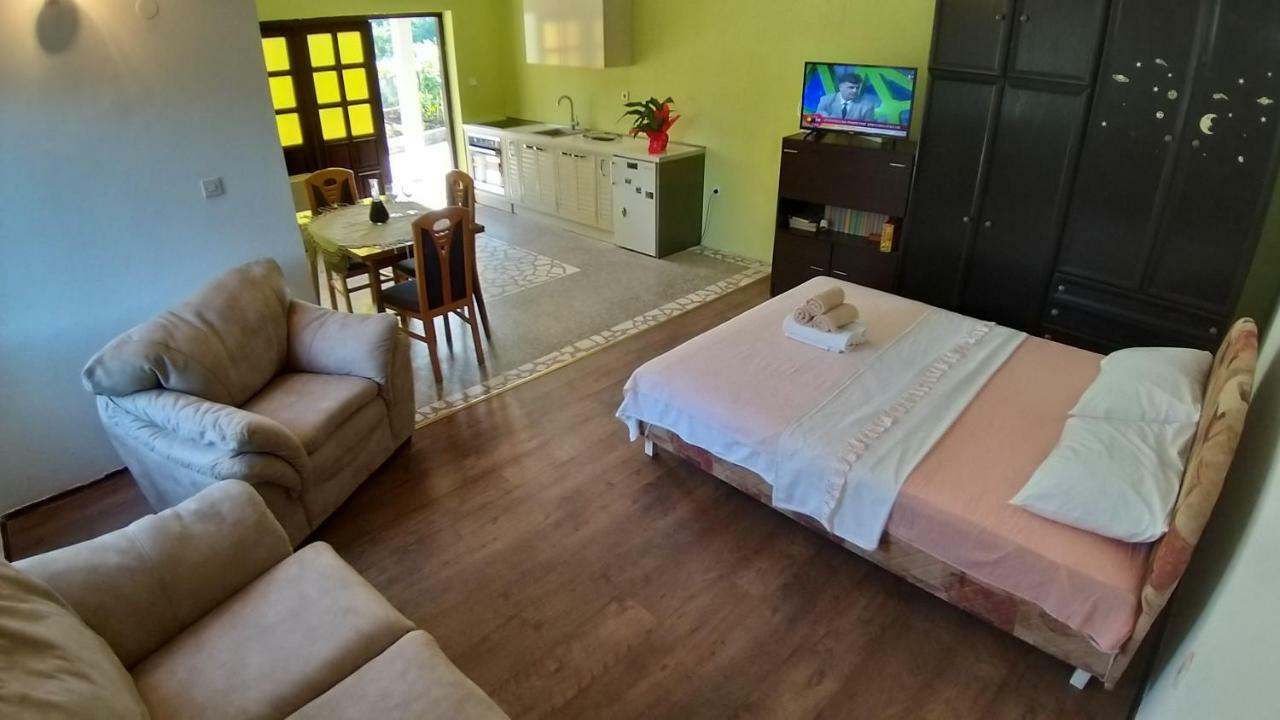 Petivat Gardens Appartement Buitenkant foto