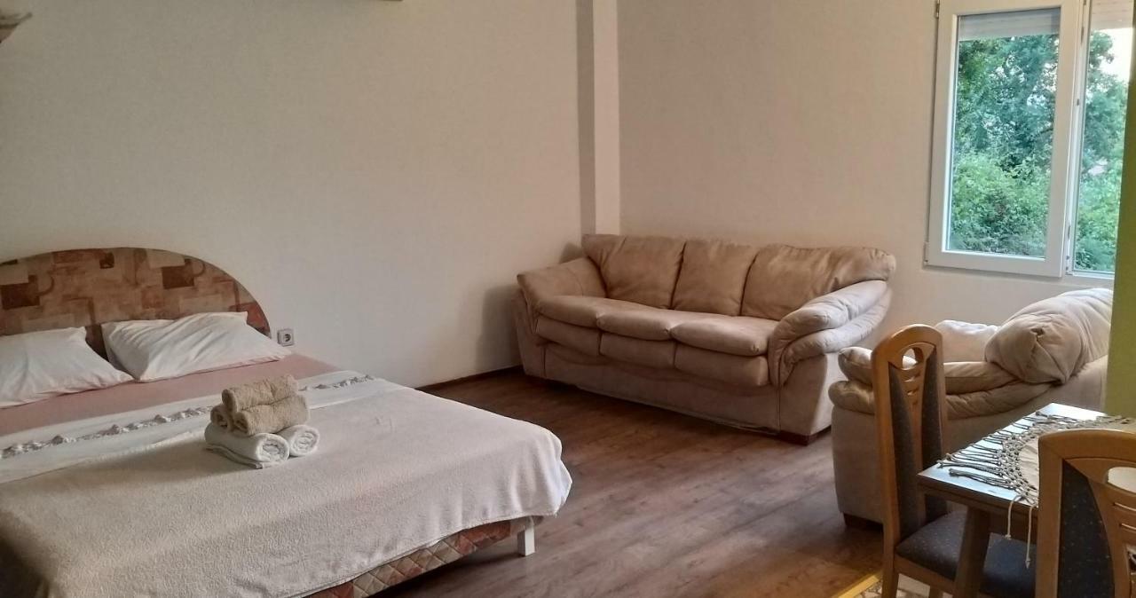 Petivat Gardens Appartement Buitenkant foto